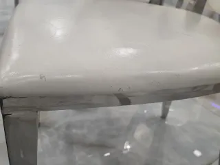 Mesa comedor cristal y sillas plateadas