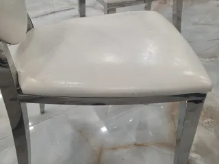 Mesa comedor cristal y sillas plateadas