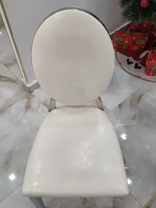 Mesa comedor cristal y sillas plateadas