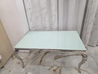 Mesa comedor cristal y sillas plateadas