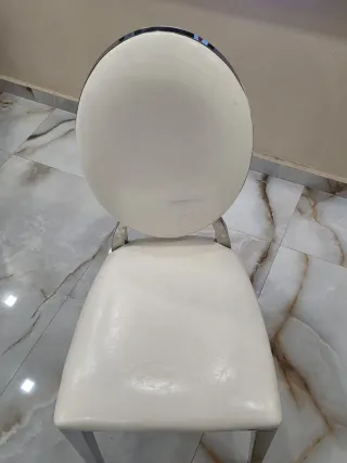 Mesa comedor cristal y sillas plateadas