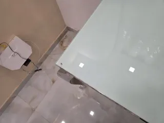 Mesa comedor cristal y sillas plateadas