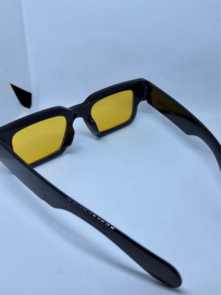 Gafas de sol cuadradas negras y amarillas