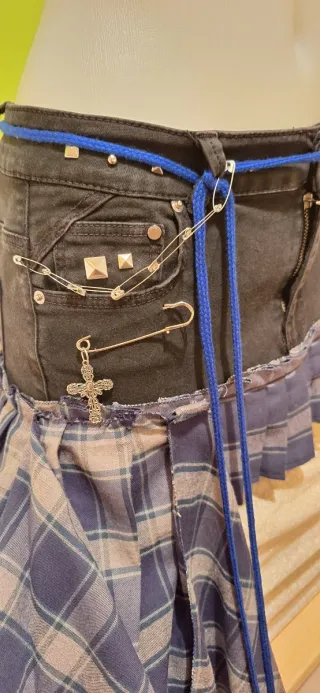 Minifalda punk con volantes y cadena