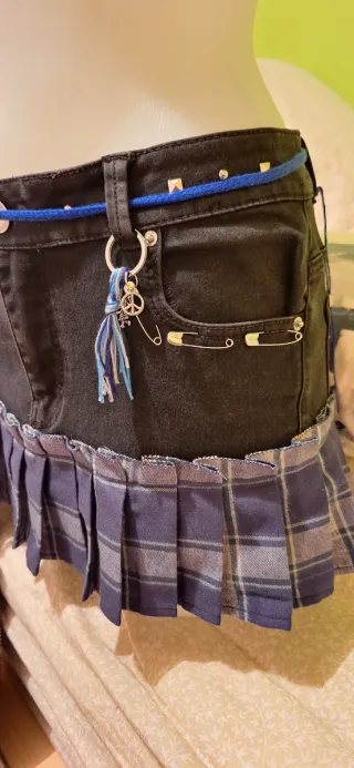 Minifalda punk con volantes y cadena