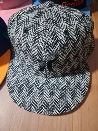 Lote de 4 Gorras. Hurley y New Era LA