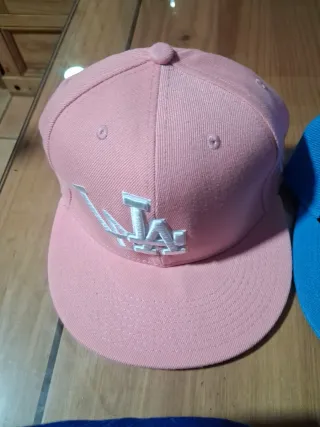 Lote de 4 Gorras. Hurley y New Era LA