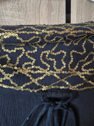 Vestido fiesta negro con detalles dorados