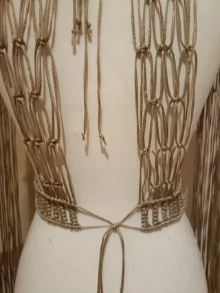 Top Hombros Macramé Beige y Dorado