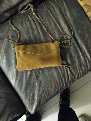 Bolso marrón de ante con cadena