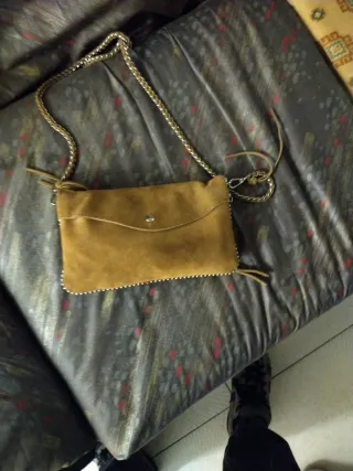 Bolso marrón de ante con cadena