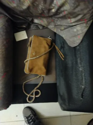 Bolso marrón de ante con cadena