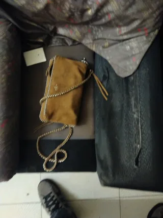 Bolso marrón de ante con cadena