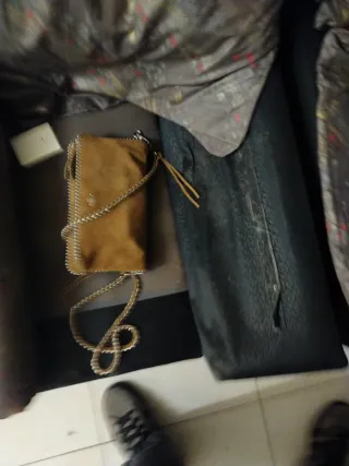 Bolso marrón de ante con cadena