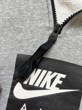 Sudadera Nike gris con capucha y cremallera