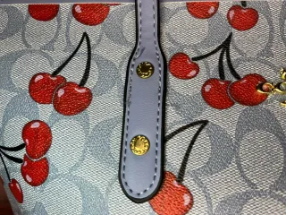 Bolso Coach con estampado de cerezas