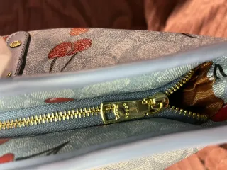 Bolso Coach con estampado de cerezas