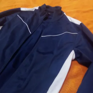 Conjunto de chándal azul oscuro y blanco