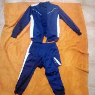 Conjunto de chándal azul oscuro y blanco