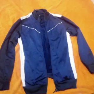 Conjunto de chándal azul oscuro y blanco