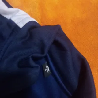 Conjunto de chándal azul oscuro y blanco