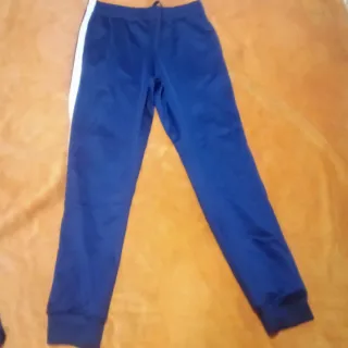 Conjunto de chándal azul oscuro y blanco