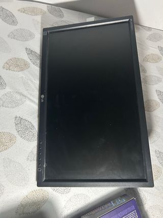 Monitor LG Flatron con raya
