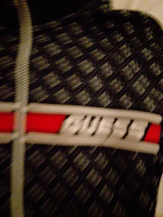 Sudadera Guess Negra y Roja