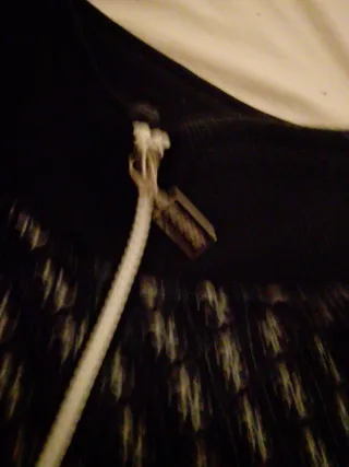 Sudadera Guess Negra y Roja