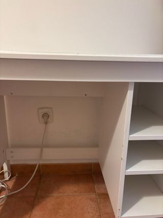 Secretária branca com prateleiras