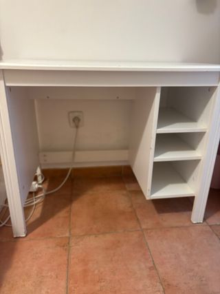 Secretária branca com prateleiras