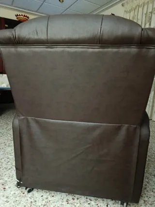 Sillón relax polipiel marrón,con reposapiés