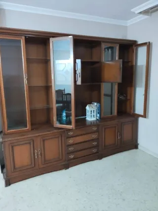 Mueble de salón de madera y cristal.
