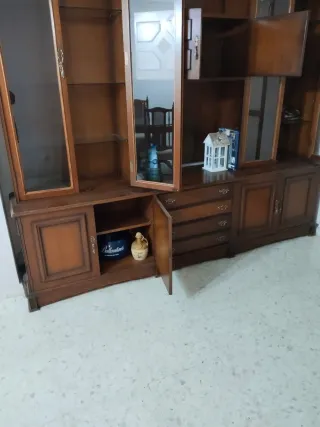 Mueble de salón de madera y cristal.