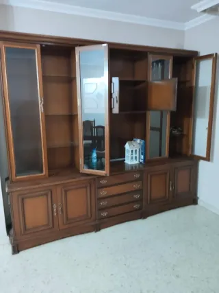 Mueble de salón de madera y cristal.