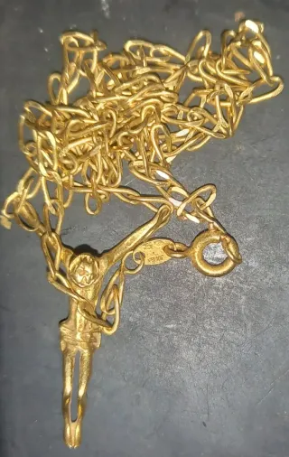 Cadena de oro con crucifijo