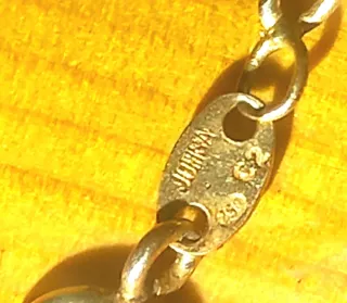 Cadena de oro con crucifijo