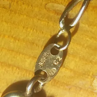 Cadena de oro con crucifijo