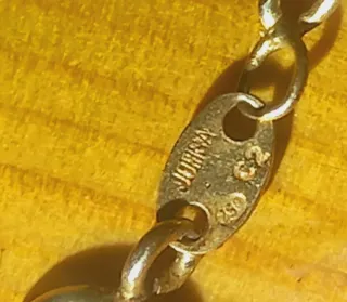 Cadena de oro con crucifijo