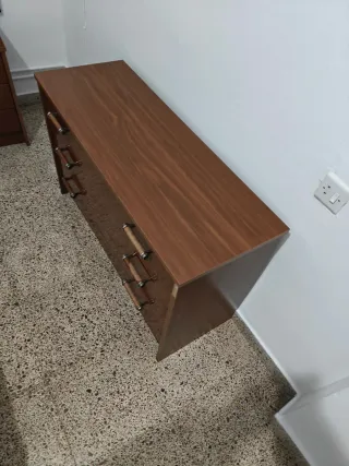 Cómoda de madera marrón