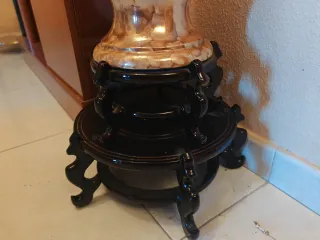 Jarrón de cerámica con pedestal efecto mármol