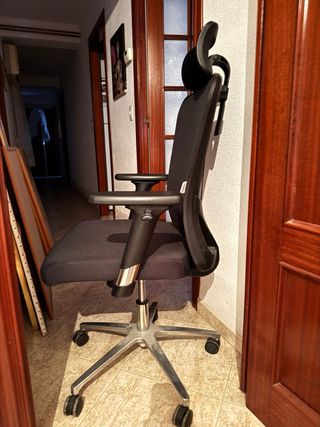Silla ergonómica de oficina negra