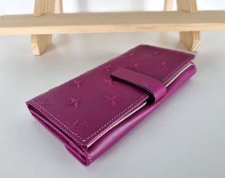 Cartera en Piel Genuina con Estrellas Super Suave
