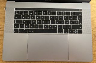 MacBook Pro 15” con Touch Bar – i7/16 GB RAM/512GB