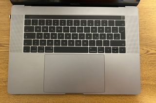 MacBook Pro 15” con Touch Bar – i7/16 GB RAM/512GB