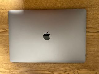 MacBook Pro 15” con Touch Bar – i7/16 GB RAM/512GB