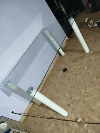 Mesa grande de cristal con patas blancas