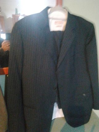 Traje de vestir negro y listas gris