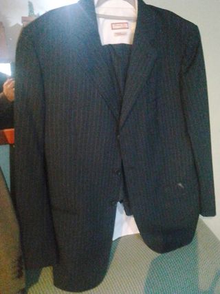 Traje de vestir negro y listas gris