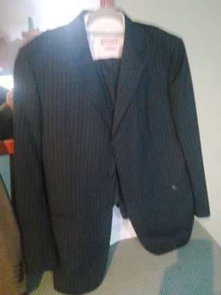 Traje de vestir negro y listas gris